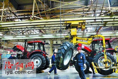 农机资讯网 产品 市场 > "东方红"动力换挡轮式拖拉机实现批量销售